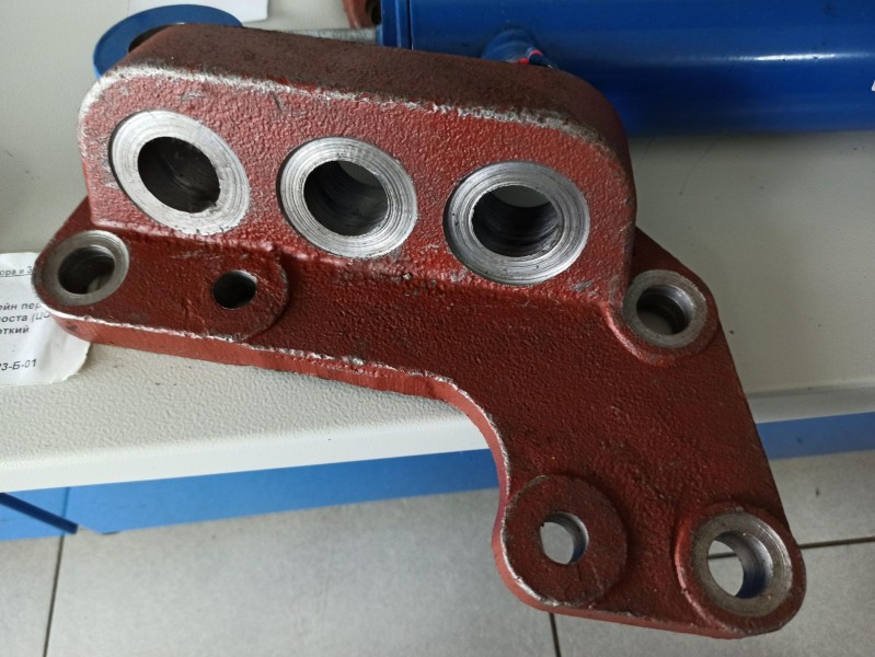 Кронштейн переднего ведущего моста (ЦС-50) — 1