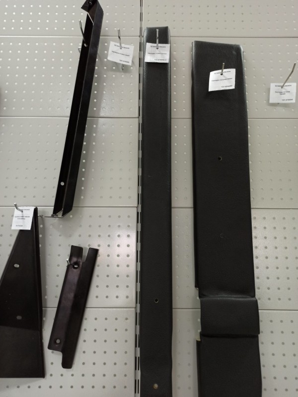 Накладка стойки правая  — 1