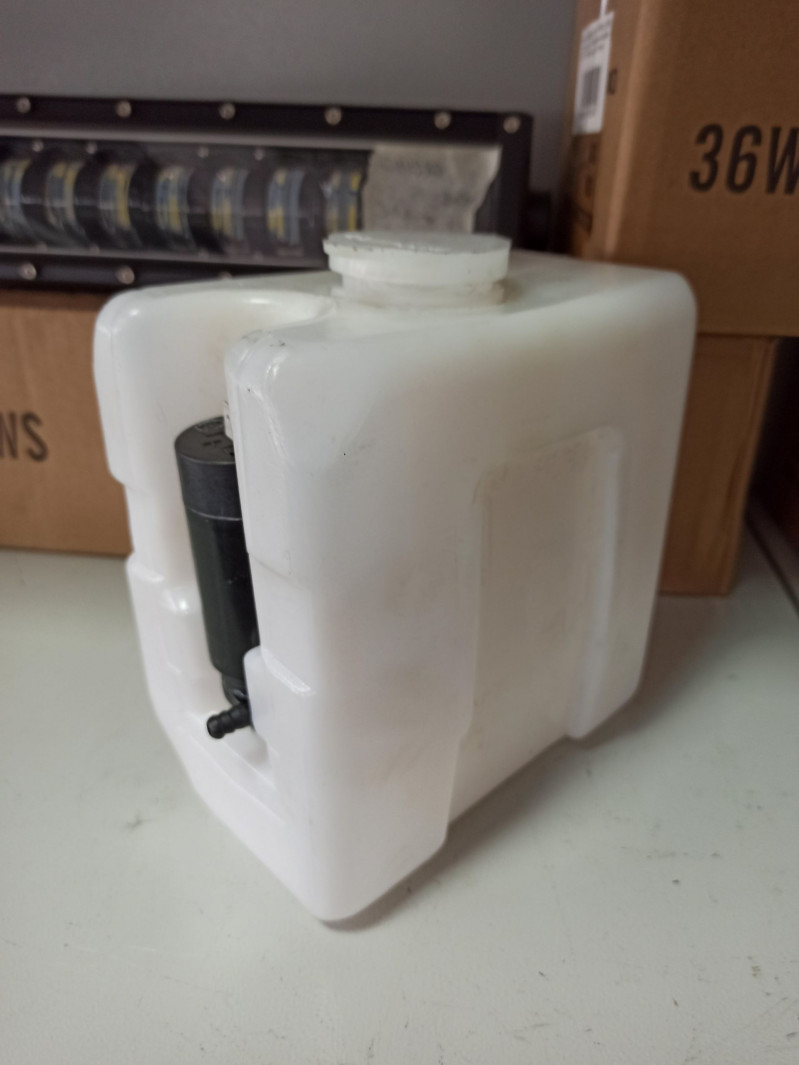 Бачок стеклоомывателя в сб. с мотором (тракторный) — 1